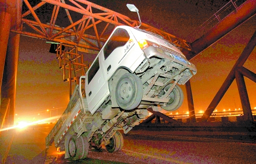 　車上升降機(jī)的工作臺被卡，車身前部高高翹起。