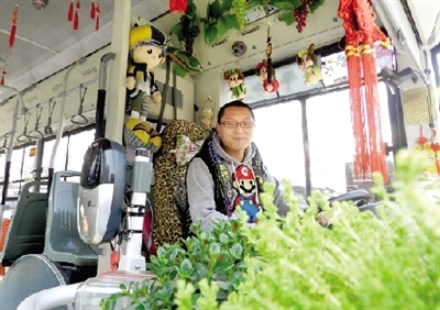 米奇、中國結(jié)、流氓兔、綠色植物、各種表情的小豬裝扮車廂