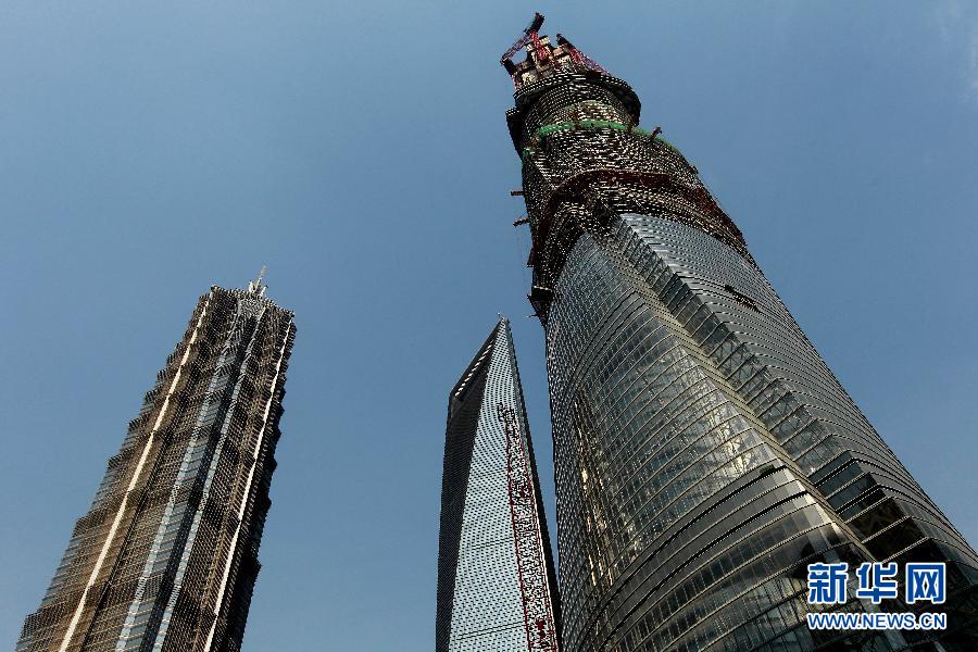 4月11日，正在建設中的“上海中心”（右）的高度已超過金茂大廈（左）和上海環(huán)球金融中心（中）。