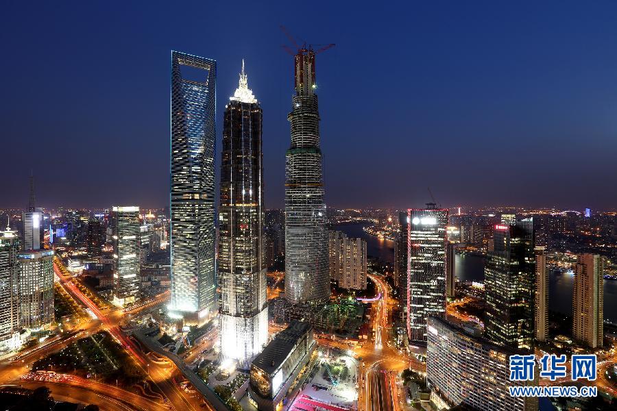 4月10日拍攝的上海陸家嘴，右側建設中的超高層建筑為上海中心大廈。