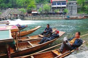 4月12日上午，湘西鳳凰縣杜田村，許多船只?？吭阢叺却慰汀?jù)守候在此的船家們反映，到當(dāng)日上午11點(diǎn)還沒有出過一趟船，平時這個時候都已經(jīng)來回四五趟了。圖/實習(xí)記者楊旭