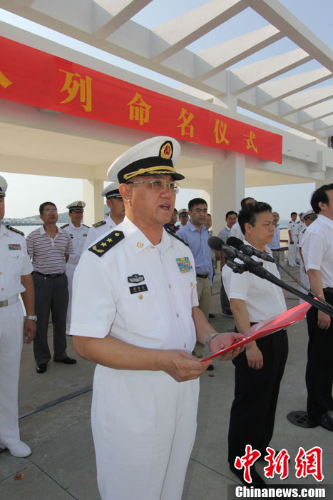 　南海艦隊(duì)司令員蔣偉烈宣讀了岳陽艦入列命名命令，并為該艦授旗、頒發(fā)命名證書。