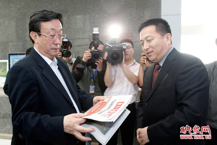 東方今報報社社長趙國平向河南省委書記、省人大常委會主任郭庚茂匯報東方今報的內(nèi)容、發(fā)行等情況 東方今報