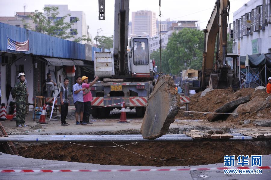 5月21日，在廣東省深圳市龍崗區(qū)橫崗街道紅棉二路華茂工業(yè)園路面塌陷處，救援人員在現(xiàn)場救援。