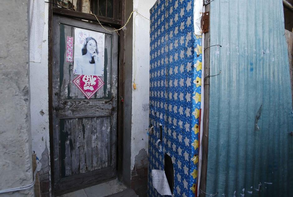 36歲的河南信陽打工者陳小龍在這里租了一間屋子住，2012年底開始，他偷偷在出租屋里挖地窖。