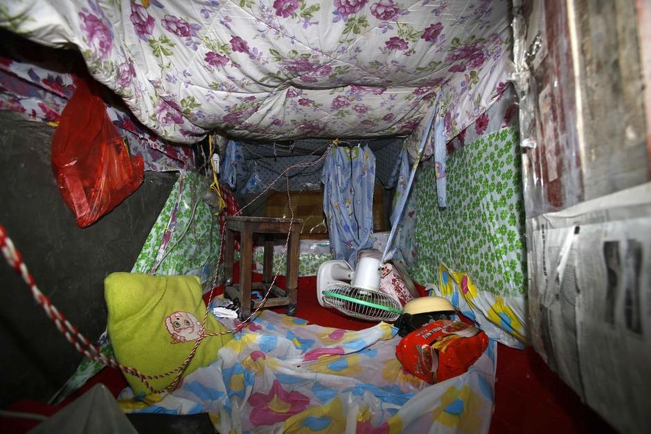 今年地窖挖成。6月12日22時左右，陳小龍在嘉興市經(jīng)濟(jì)技術(shù)開發(fā)區(qū)(國際商務(wù)區(qū))玉都豪匯KTV門口，以拉客為由，將18歲安徽女孩郭某，用三輪電動車載到僻靜處，以水果刀、電棍威脅，將她雙手雙腳綁住，嘴巴封住。強(qiáng)行帶到出租屋地窖內(nèi)，用鎖鏈鎖住。期間，陳小龍多次強(qiáng)奸女孩。