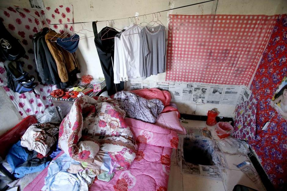 女孩利用隨身攜帶的指甲刀，一點點將身上鎖鏈磨斷，6月23日，她掙脫鎖鏈，跑到氣窗大喊救命，周圍居民聞聲報警，女孩11天的地獄經(jīng)歷才告結(jié)束。