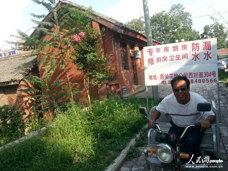 圖為縣委大院依然沒有配備專職保安，群眾可以隨意進(jìn)入。圖片來源：人民網(wǎng)