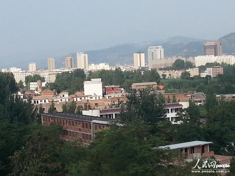 圖為盧氏縣委的土坯辦公房在高樓林立的縣城很不起眼。圖片來源：人民網(wǎng)