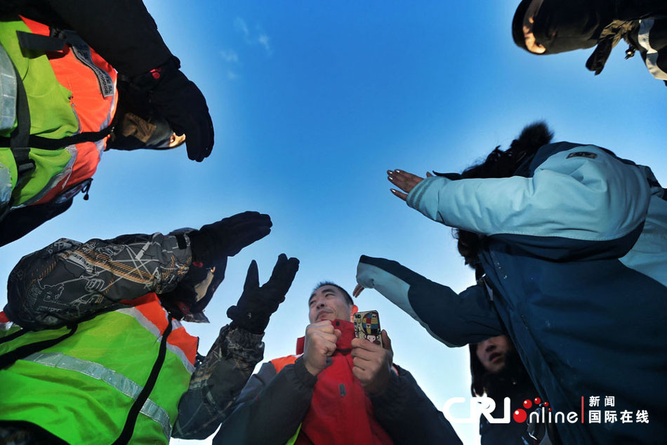 2012年12月23日，北京靈山，救援人員在積雪四十厘米多的山上搜救。