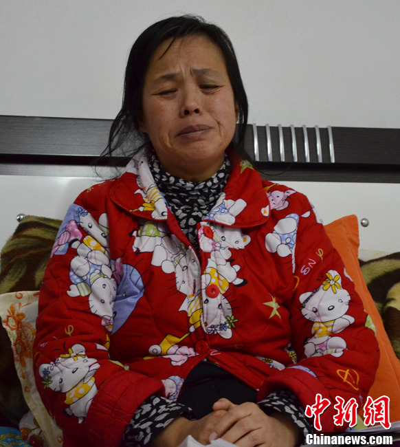 近日，記者在伊春市帶嶺區(qū)職工醫(yī)院廢棄太平間內(nèi)看到了陳慶霞，當(dāng)向記者講訴其兒子走失時，泣不成聲。