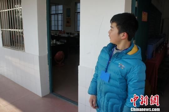 對(duì)于幾年如一日照顧他的同學(xué)余興泉，14歲的左臣心里充滿了感激。 李俊杰 攝