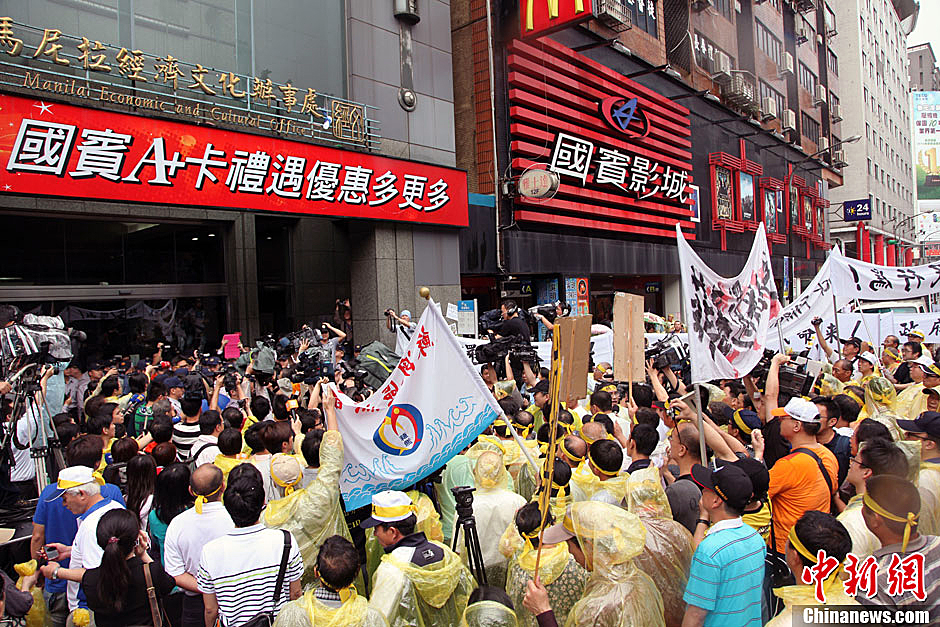 5月13日下午，屏東縣數(shù)百漁民北上臺(tái)北，冒雨在馬尼拉經(jīng)濟(jì)文化辦事處前抗議，要求菲律賓政府為攻擊臺(tái)漁船