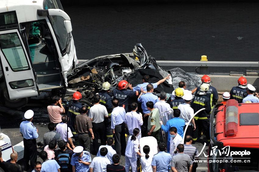 北京大客車追尾碾壓奧迪司機(jī)被困車中。