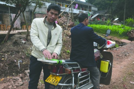 朱祥云說(shuō)，14萬(wàn)元就是綁在這輛摩托車的后座上被刮蹭掉的。