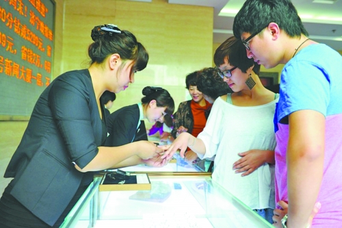 在北上廣等一線城市，鉆戒價(jià)格與國(guó)際接軌，價(jià)格不高，引發(fā)市民搶購(gòu)潮。