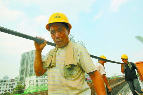 農(nóng)民工工作辛苦，權(quán)益理應(yīng)有保障。