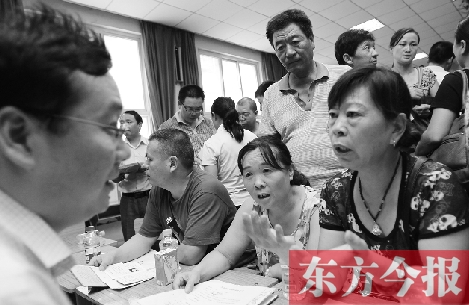 帶著孩子小升初的諸多疑問，眾多家長(zhǎng)（右）向教育部門咨詢