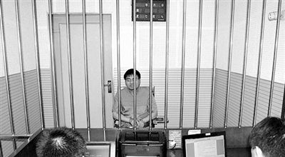 警方審訊犯罪嫌疑人“秦火火”。