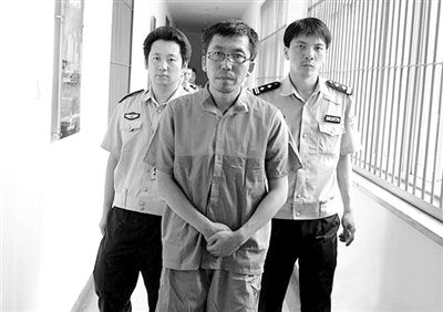 警方押解犯罪嫌疑人“立二拆四”。