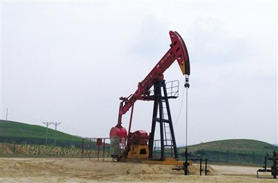 長慶油田標準化井場，位于定邊縣新安邊鎮(zhèn)店子坪村黃土高原上。