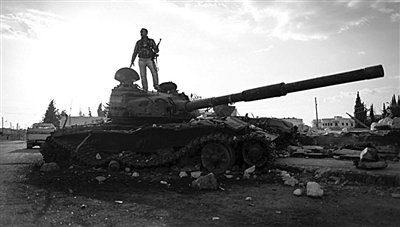 9月8日，敘利亞Zabadani，一名敘利亞反對派武裝人員站在廢棄的政府軍坦克上。