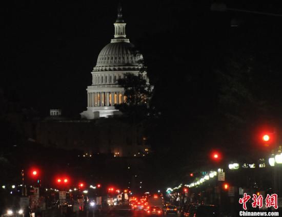 入夜后國會山前警燈一片，加強警戒。中新社發(fā) 德永健 攝
