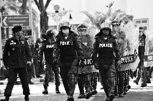 泰警察出動。