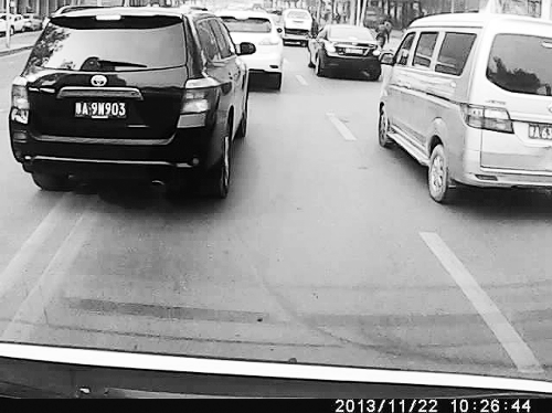 這輛黑色車輛不避讓執(zhí)行緊急任務(wù)的救護車，并壓著雙黃線變更車道。唐韜/圖