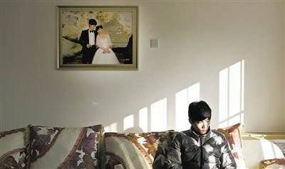 11月28日，青島膠南，丁海偉的婚房掛著與妻子的結(jié)婚照。如今妻子和未出世的孩子都已離世。新京報(bào)記者 周崗峰 攝