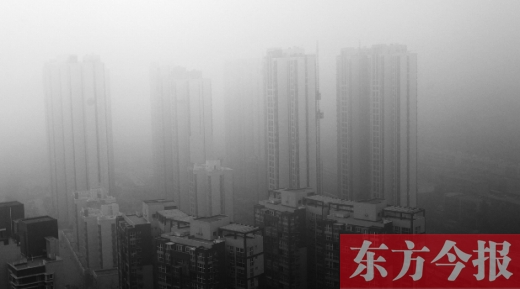 昨天早上，鄭州氣象臺發(fā)布大霧紅色預(yù)警，在霧霾籠罩下，鄭州市區(qū)的高樓大廈隱約可見