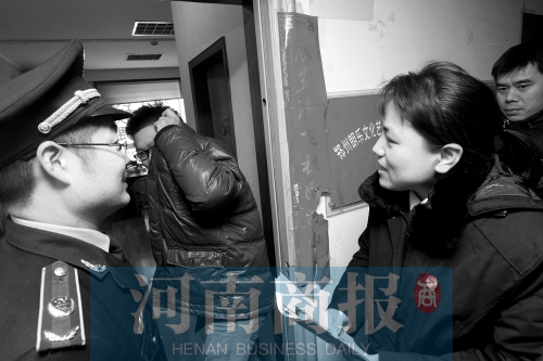 城管巡回法庭法官，到因違反城市管理的受罰當(dāng)事單位送傳票
