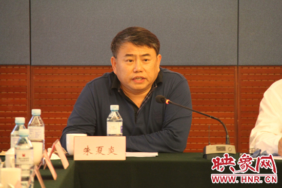 河南省委宣傳部副部長、省廣電局局長、省新聞出版局局長朱夏炎在研討會上致辭。