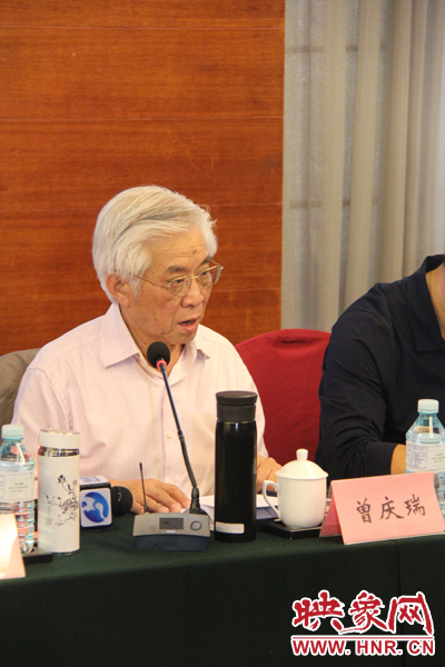 中國傳媒大學教授、博士生導師曾慶瑞正在發(fā)言