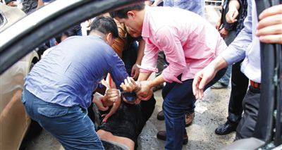 昨日，警方和市民們一起砸窗將肇事者控制。當(dāng)日，福州閩侯縣，一名男子駕駛小車在青口鎮(zhèn)奔馳大道附近撞人后逃逸，事故致7人死亡，12人受傷。圖/CFP