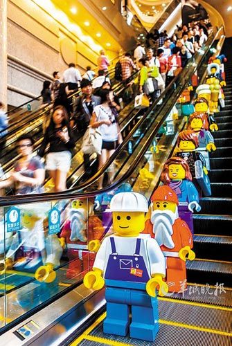 香港時代廣場今年推出樂高圣誕村，樂高人偶烘托節(jié)日氛圍