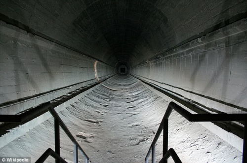 德國(guó)一個(gè)葡萄園下邊的地下避難所 德國(guó)一個(gè)葡萄園下邊的地下避難所