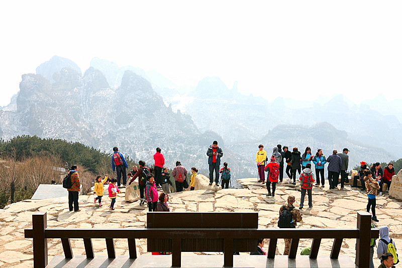 王莽嶺景區(qū)三八開(kāi)門紅 游人蜂涌而至