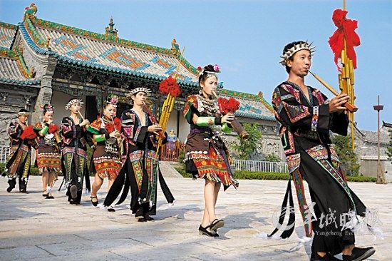山東臺(tái)兒莊古城內(nèi)，來(lái)自外地的演員表演蘆笙舞 王建華 攝