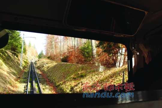 小火車一路向上，沖破云層，豁然開朗，乘客們的歡呼聲適時響起，一切漸入佳境。