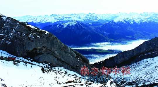  齒軌火車在皮拉圖斯山上穿行，如同紅色的龍在山中游弋。