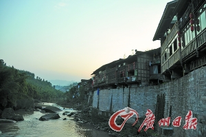 　　夕陽下的古鎮(zhèn)?！? complete=