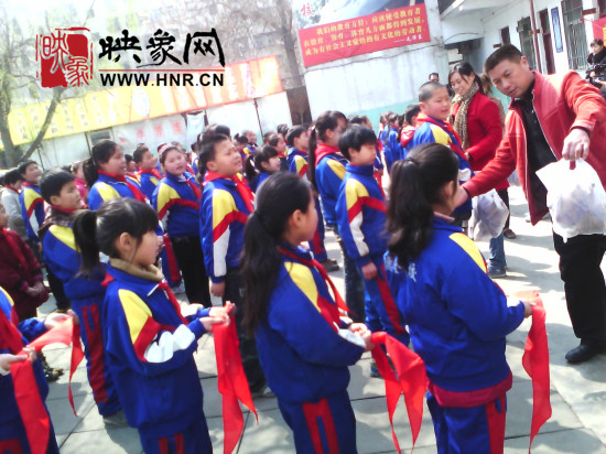 　　“韓胖子”千只茶香雞茶香鴨捐贈環(huán)衛(wèi)工人、農(nóng)民工學子和鄭州市社會福利院。