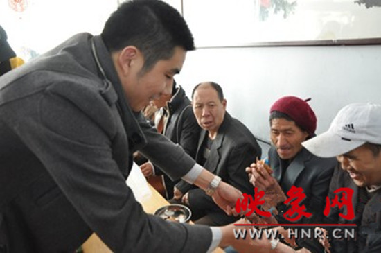 　　“韓胖子”千只茶香雞茶香鴨捐贈環(huán)衛(wèi)工人、農(nóng)民工學子和鄭州市社會福利院。
