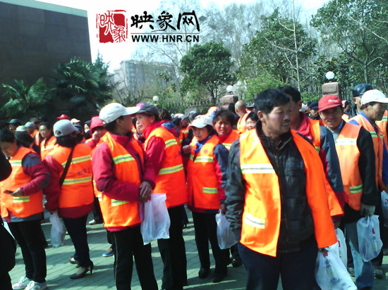 　　“韓胖子”千只茶香雞茶香鴨捐贈環(huán)衛(wèi)工人、農(nóng)民工學子和鄭州市社會福利院。
