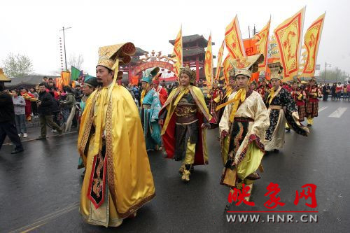 　　3月30日上午,開封市舉行2013中國(開封)清明文化節(jié)踏春巡游活動(dòng)?！?　　
