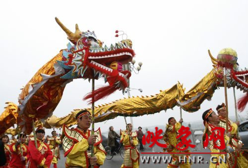 　　3月30日上午,開封市舉行2013中國(開封)清明文化節(jié)踏春巡游活動(dòng)。　 　　