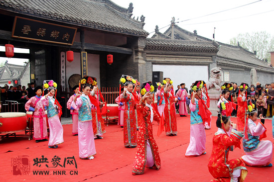 游客參觀清明小長(zhǎng)假新推出的本土特色節(jié)目《鼓樂(lè)迎賓》。