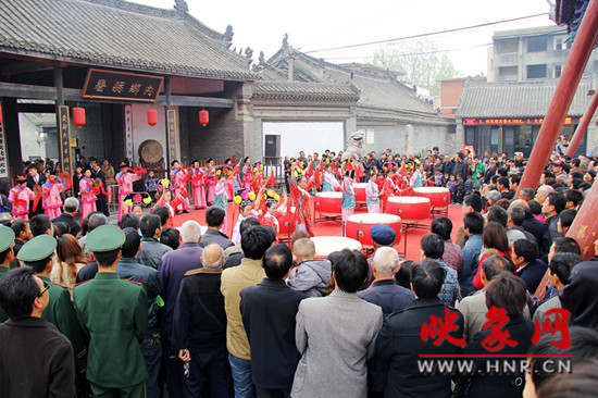 游客參觀清明小長(zhǎng)假新推出的本土特色節(jié)目《鼓樂(lè)迎賓》。