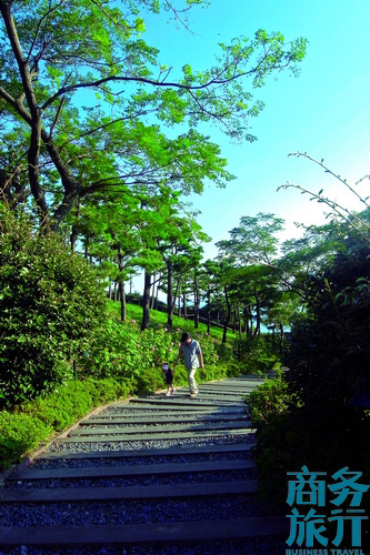 很多父母會帶著孩子在步行道漫步。